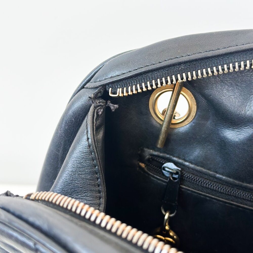 90’s CHANEL Black Quilted Lambskin Shoulder Bag with Gold Chain - Picture 8 of 16